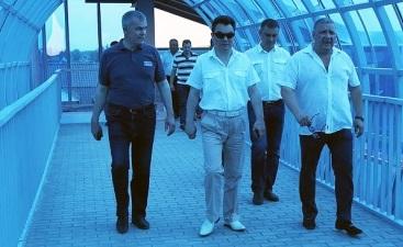 А вот Ялалов в белом фраке, с черной пуговкой на ... . Сайт "ПРО Уфу" опубликовал свои наблюдения за манерой одеваться мэра башкирской столицы